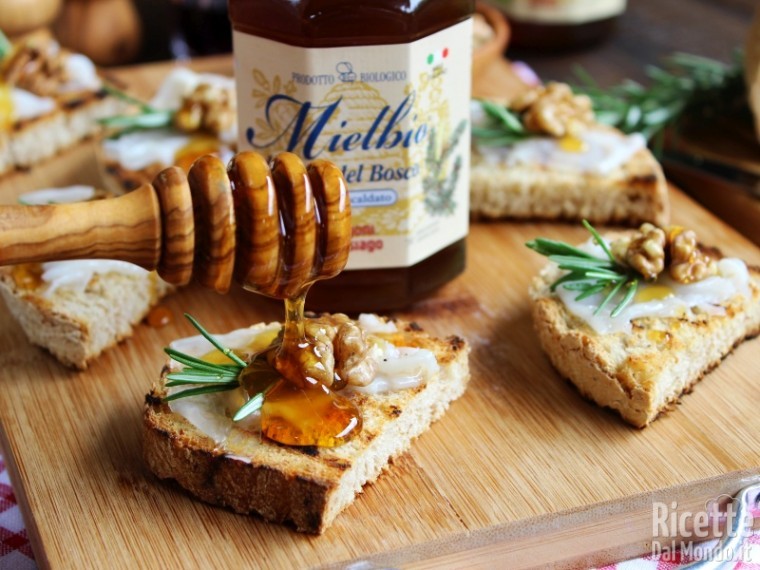 Crostini rustici con lardo e miele