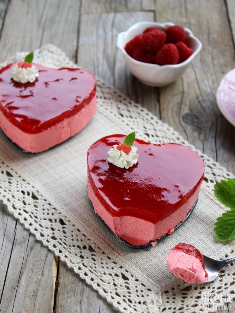 Semplici cuori di mousse ai lamponi
