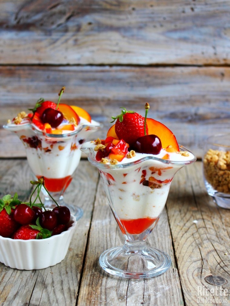 Come fare le coppe di frutta, yogurt e muesli