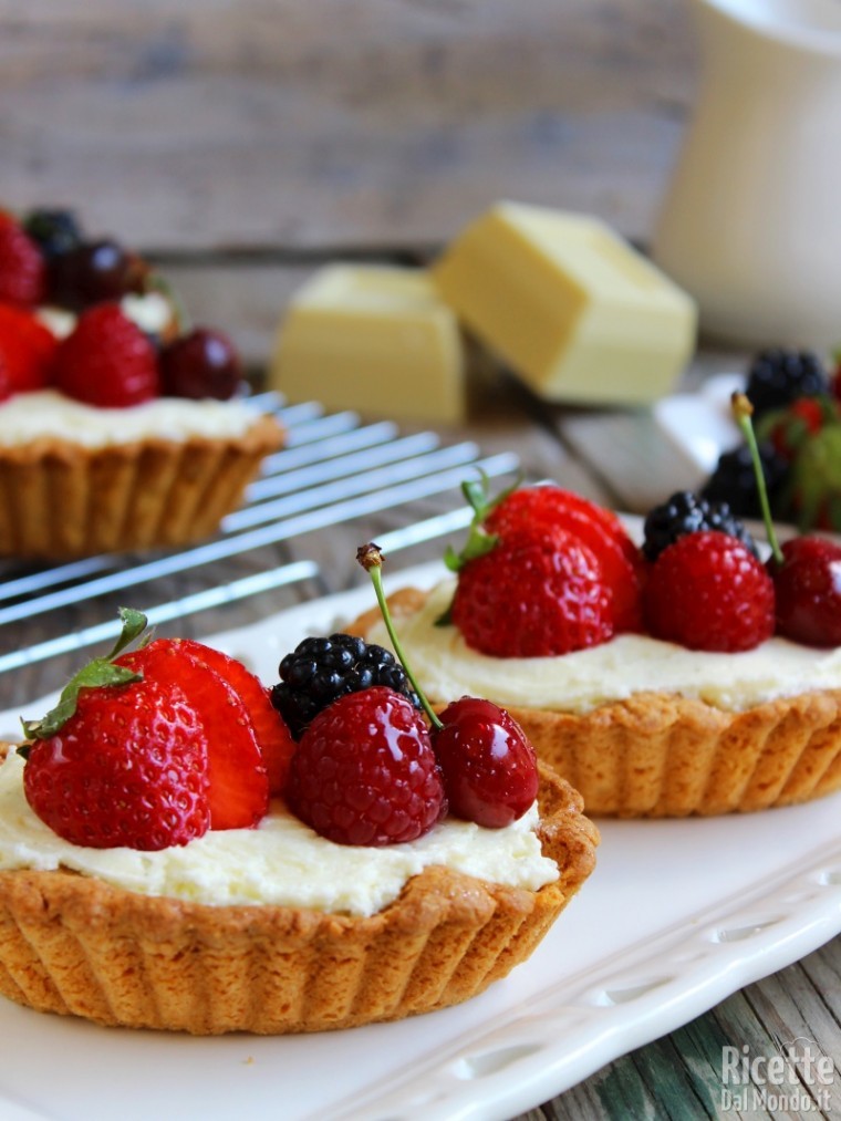 Gustose crostatine con mousse al cioccolato bianco
