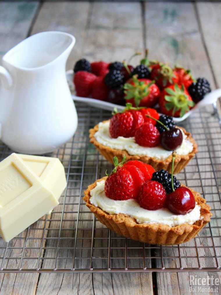 Crostatine con mousse al cioccolato bianco fredde