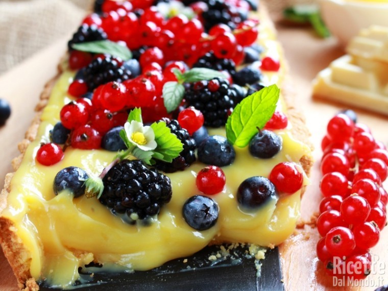 Ricca crostata ai frutti di bosco e cioccolato bianco