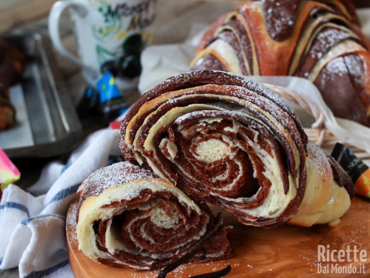 Cornetti bicolore al cioccolato sfogliati