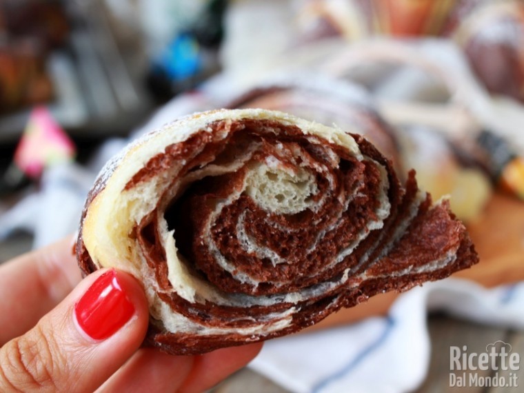 Come fare i cornetti bicolore al cioccolato
