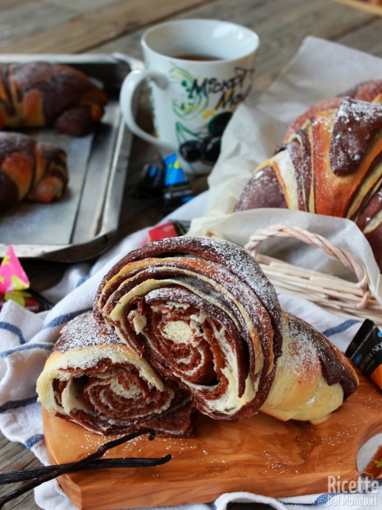 Cornetti bicolore al cioccolato fatti in casa