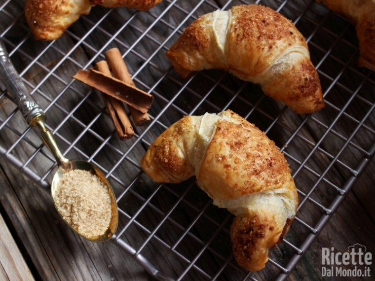 Ricetta croissant di pasta sfoglia alle mele