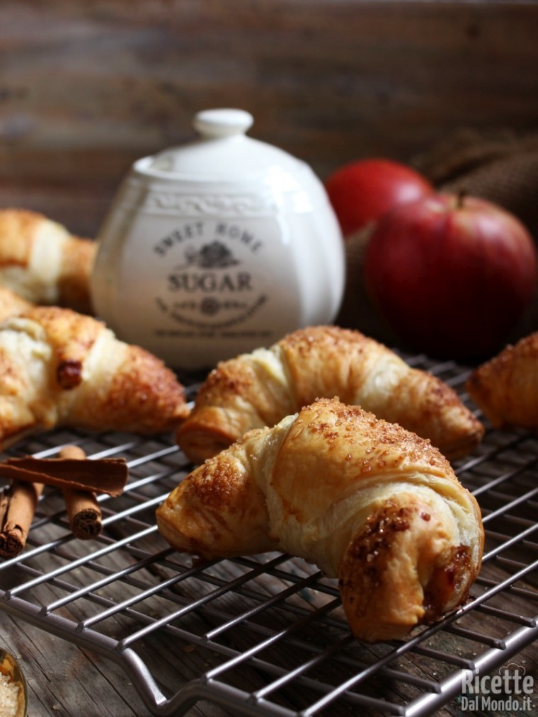 Semplici croissant di pasta sfoglia alle mele