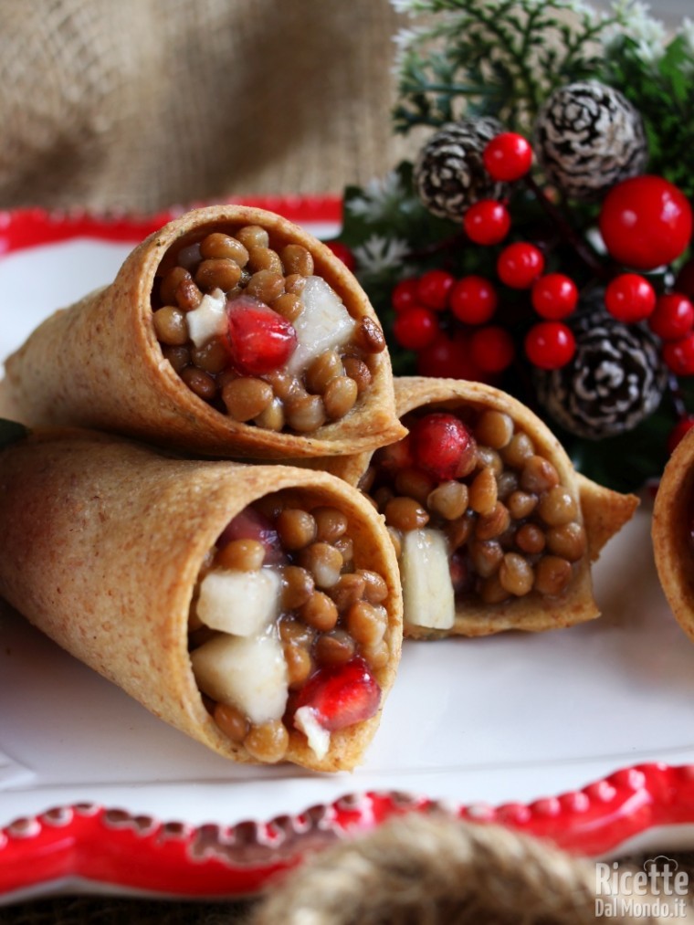 Cornucopie integrali con lenticchie e melagrana di Natale