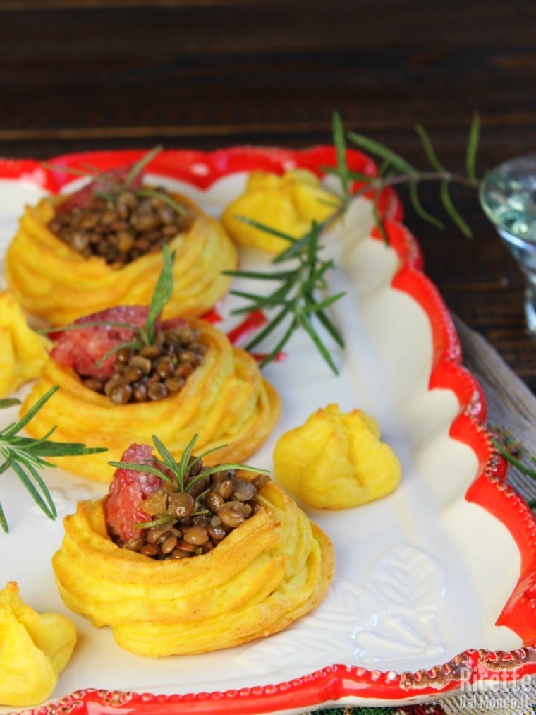 Semplici cestini di patate con lenticchie e cotechino