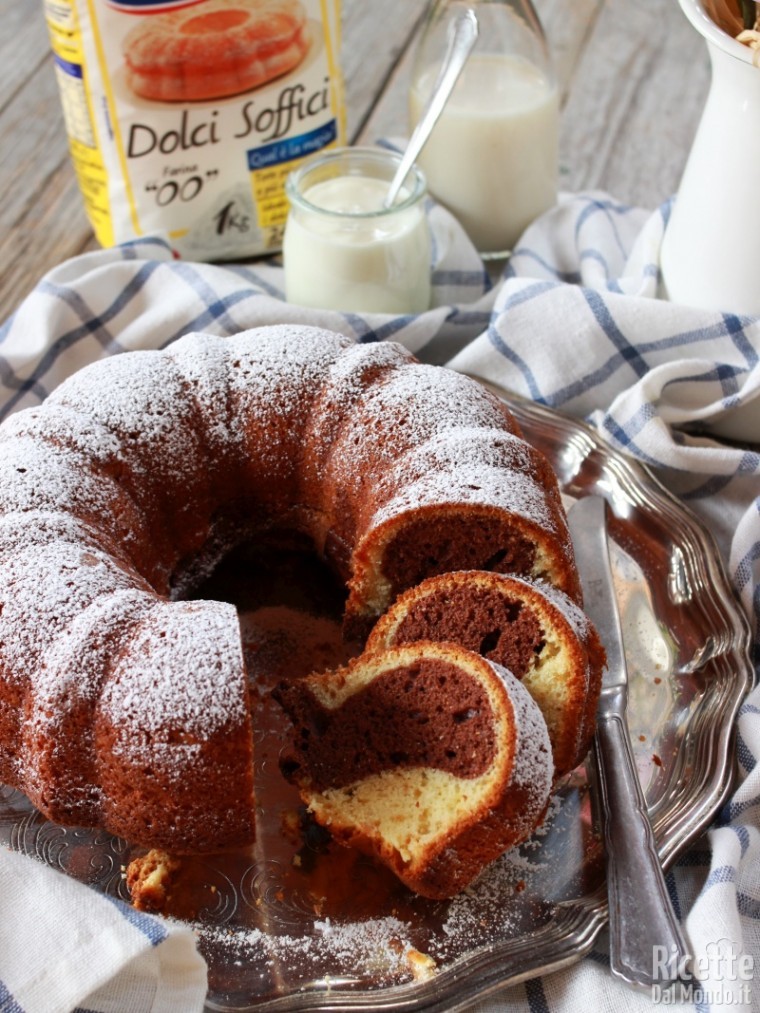 Come fare la ciambella bicolore allo yogurt