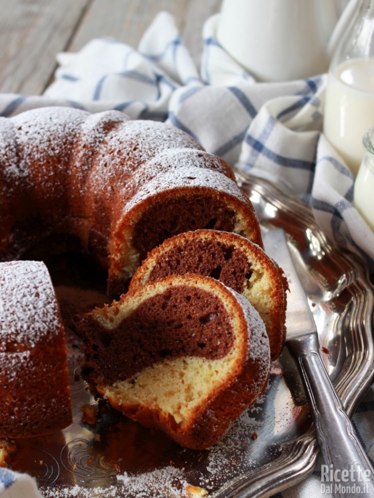 Soffice ciambella bicolore allo yogurt