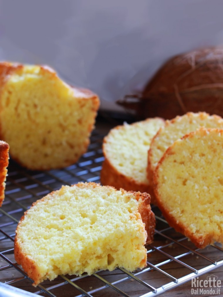 Semplice ciambella al cocco