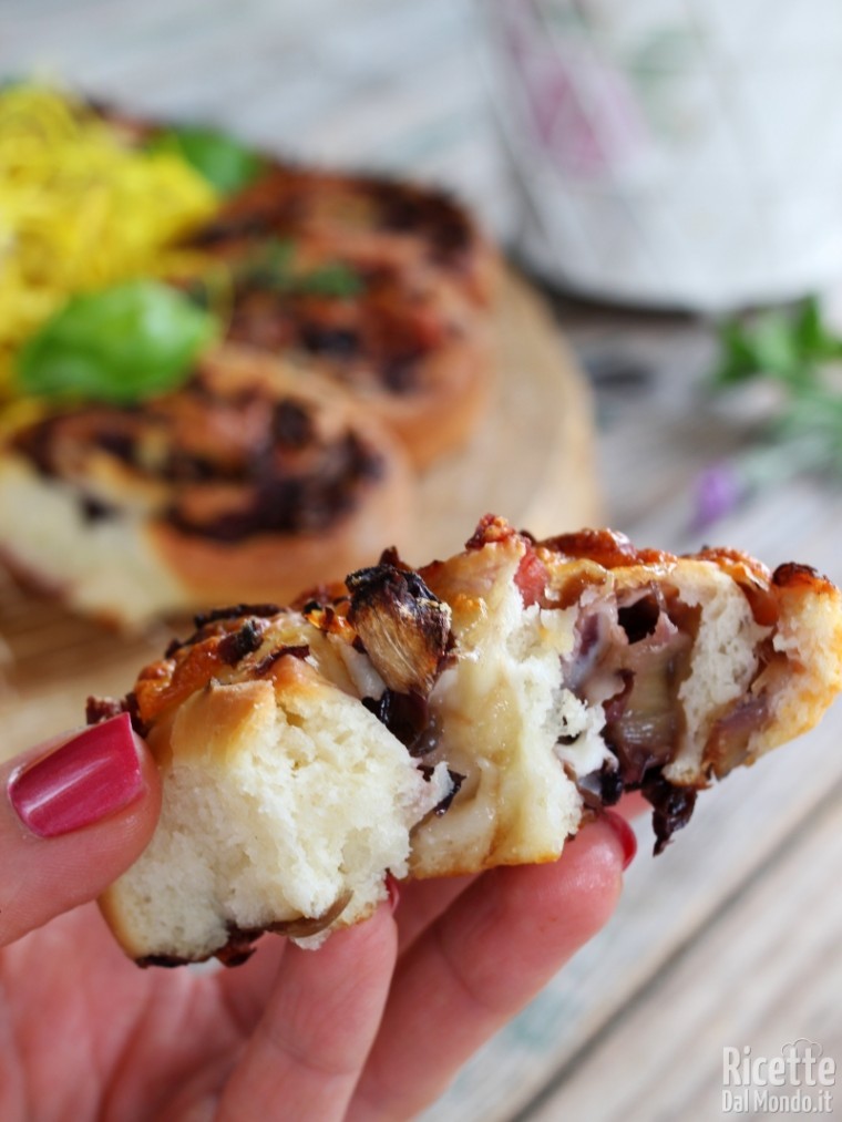 Come fare la corona farcita con radicchio e speck