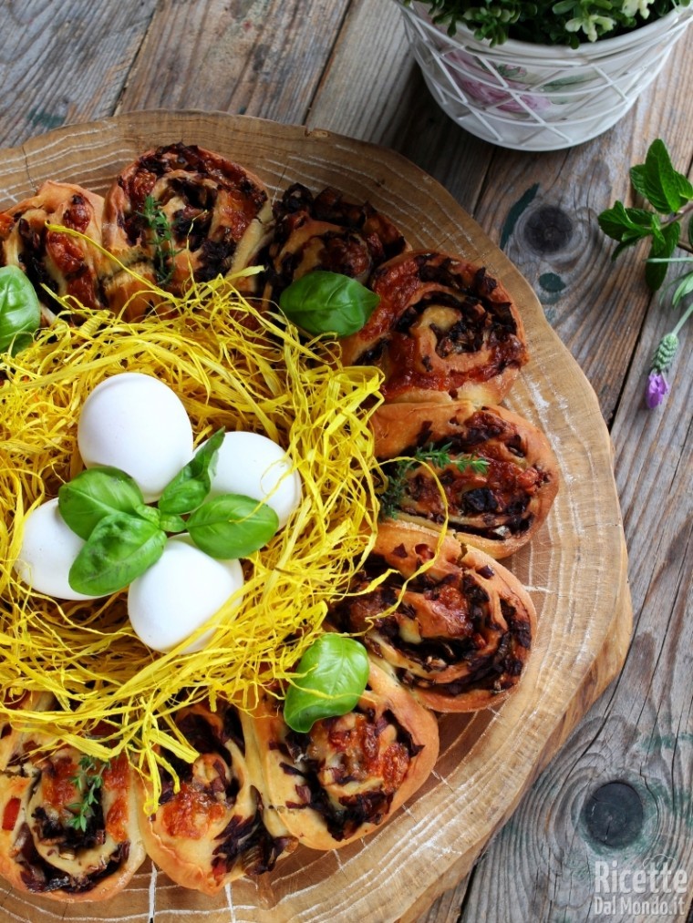 Soffice corona farcita con radicchio e speck