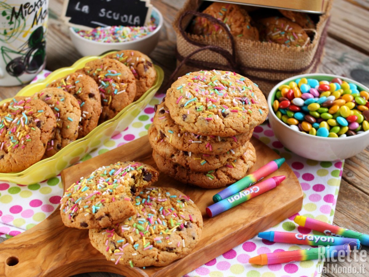 Cookies arcobaleno con gocce di cioccolato