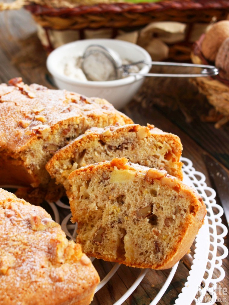 Come fare una ciambella di mele e noci