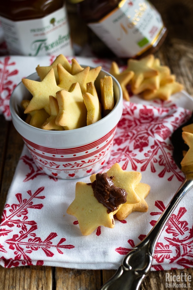 Biscotti di pasta frolla all'olio al gusto di arancia