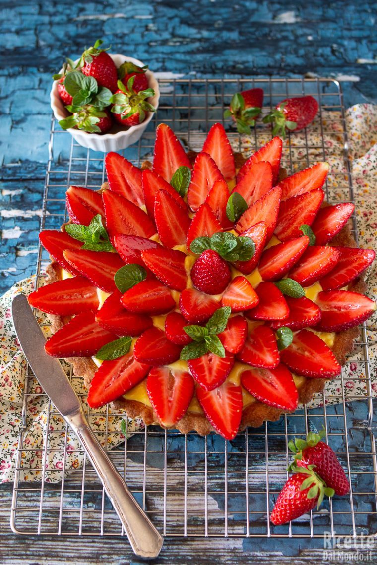 Ricetta crostata alla crema con le fragole fresche