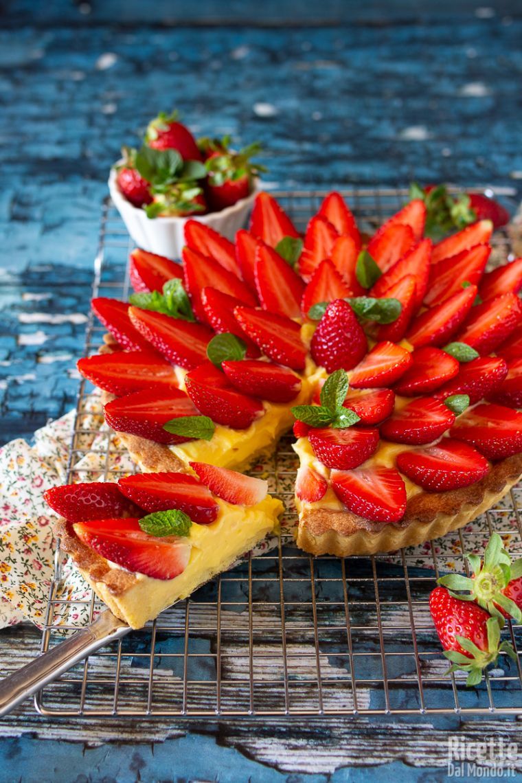 Ricetta semplice della crostata con crema e fragole