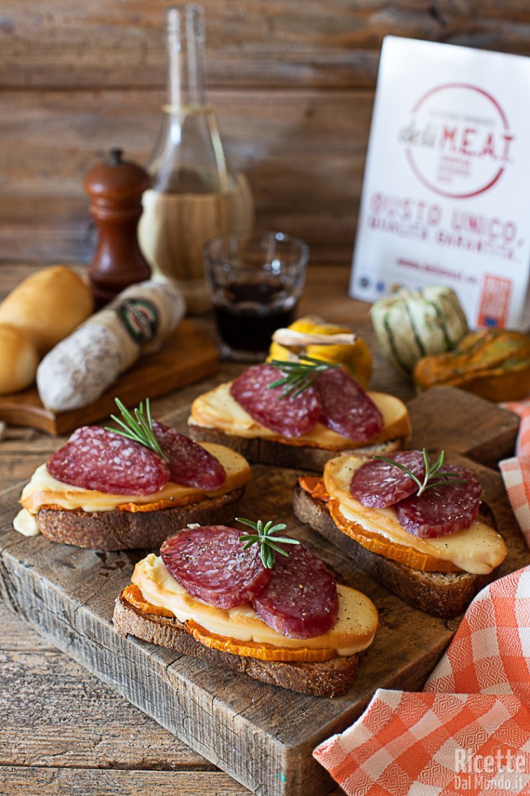Ricetta crostoni con zucca, scamorza e salame cacciatore