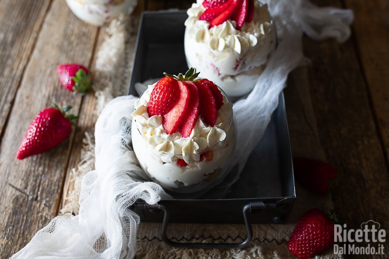Coppe con crema al mascarpone e fragole. Il dessert pratico e veloce!