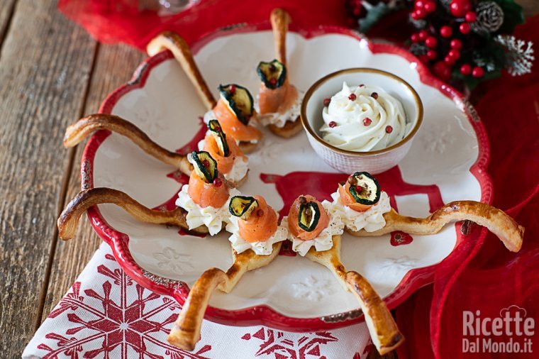 Cucchiaini di sfoglia con crema al formaggio e salmone