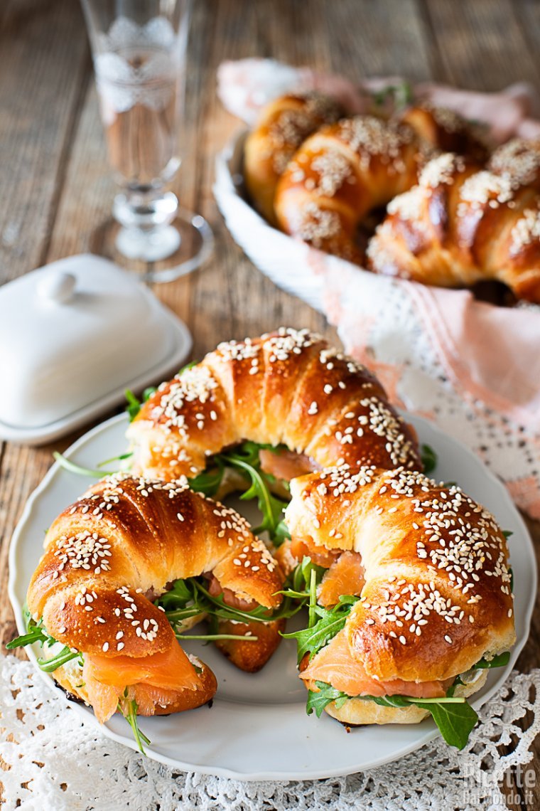 Ricetta cornetti di pasta brioche con salmone affumicato