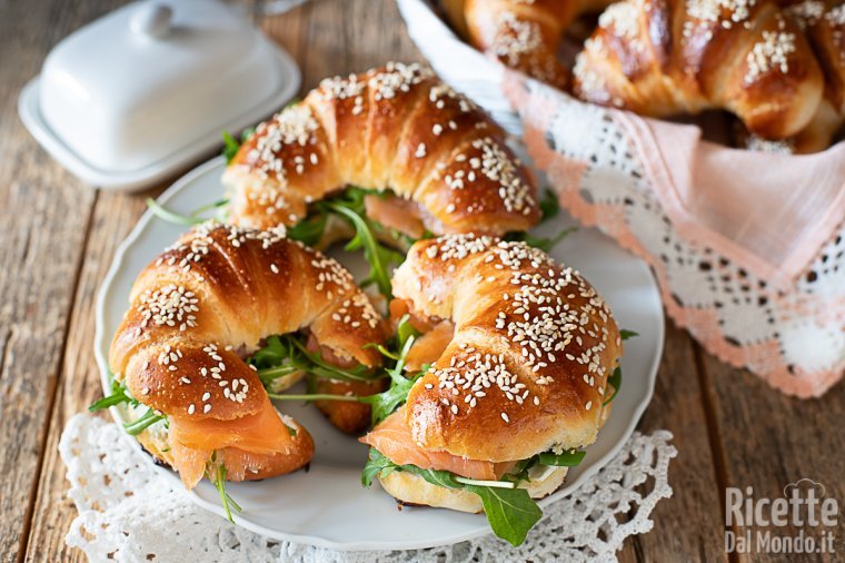 Cornetti di pasta brioche con salmone: perfetti per un buffet in compagnia!