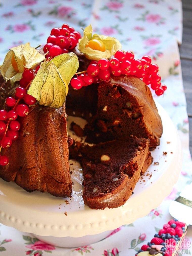 Ricetta ciambella al cioccolato con frutta secca