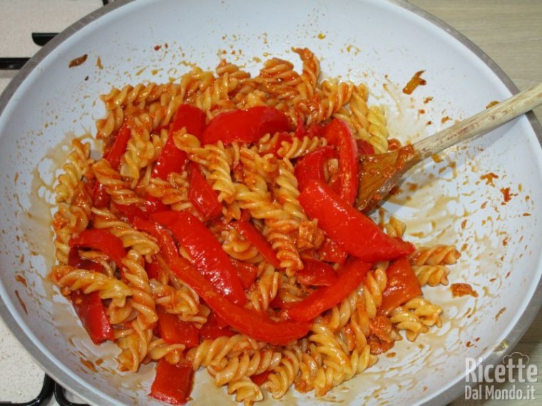 Fusilli con peperoni e tonno 10