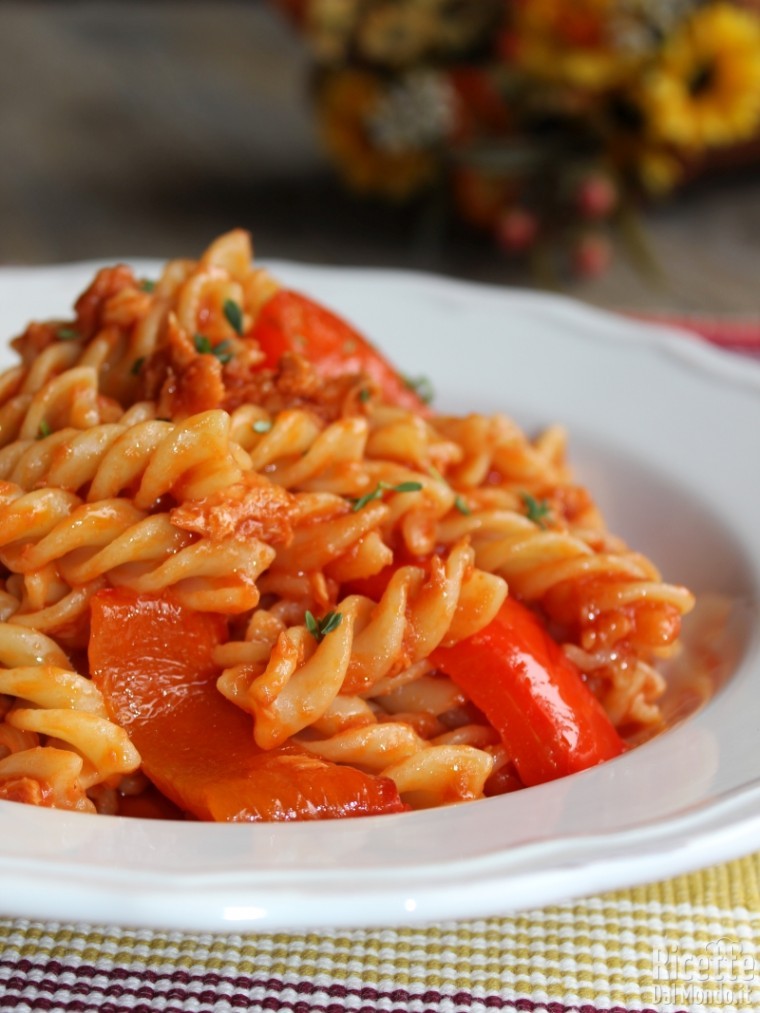Come fare i fusilli con peperoni e tonno