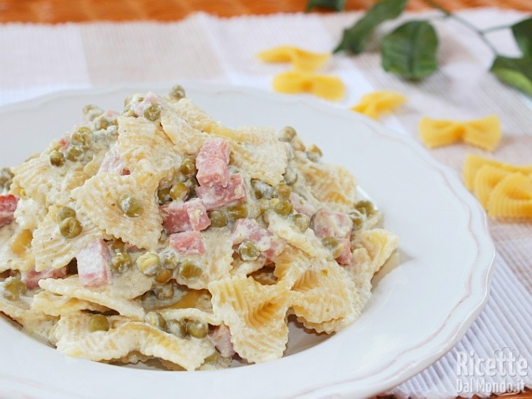 Farfalle con Prosciutto e Piselli