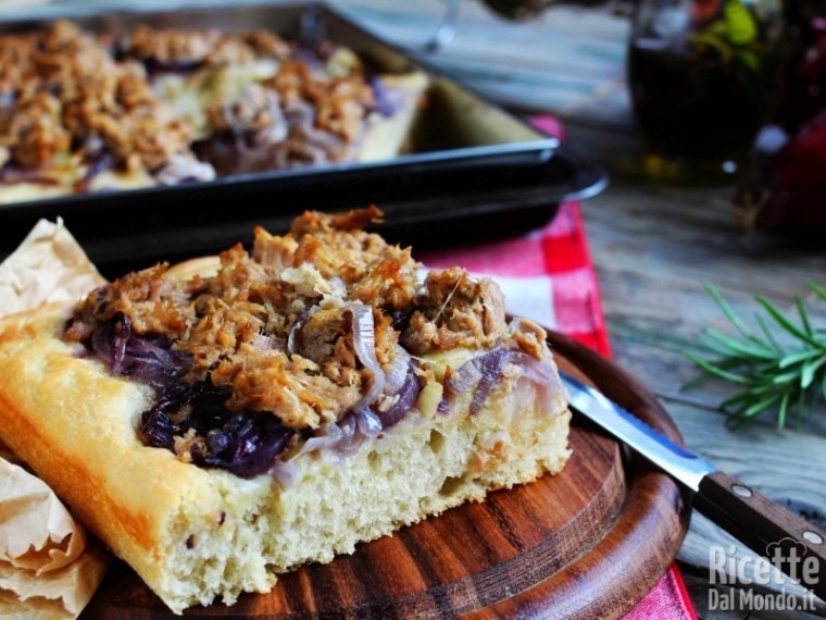 Ricetta focaccia con cipolle e tonno