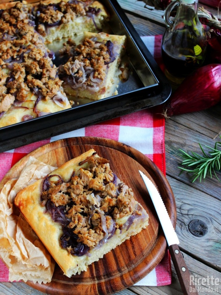 Come fare la focaccia con cipolle e tonno