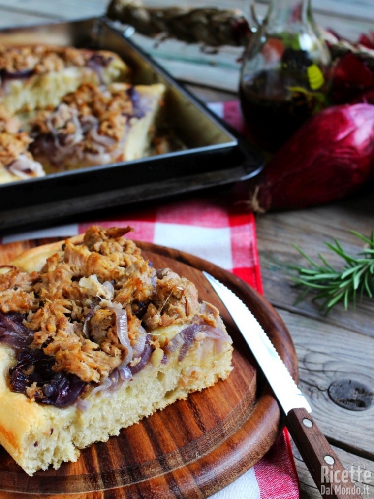 Focaccia con cipolle e tonno soffice