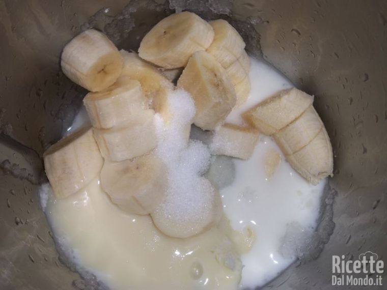 Aggiungere le banane e gli altri ingredienti
