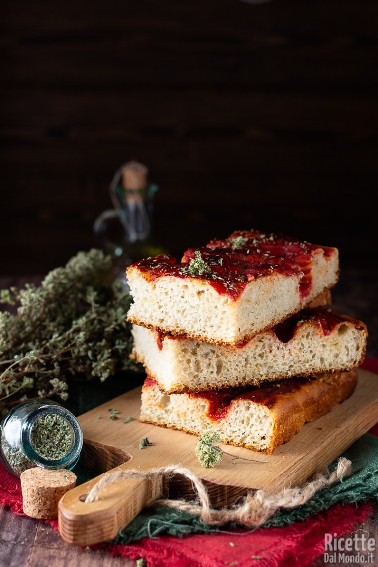 Come fare la focaccia soffice al pomodoro