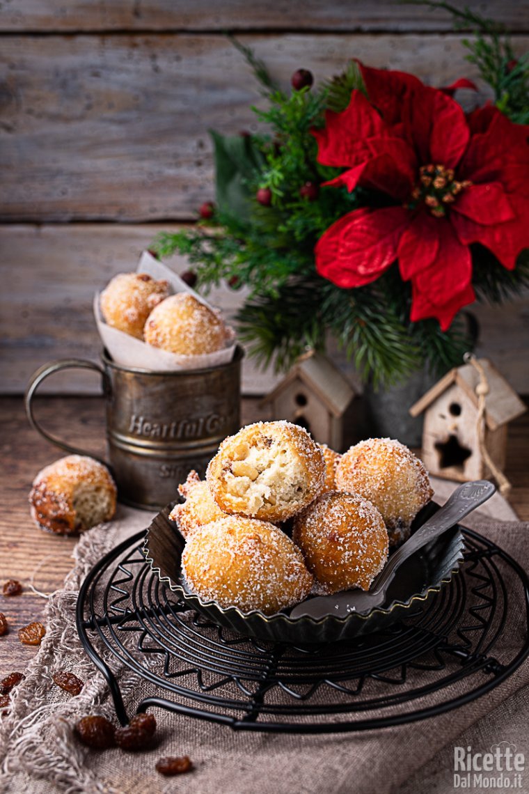 Come fare le frittelle dolci di Natale con uvetta e pinoli
