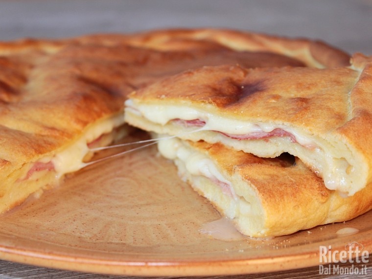 Come fare la focaccia di patate ripiena