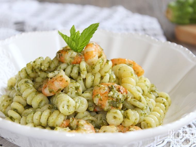 Ricetta fusilli con pesto di zucchine e gamberetti 