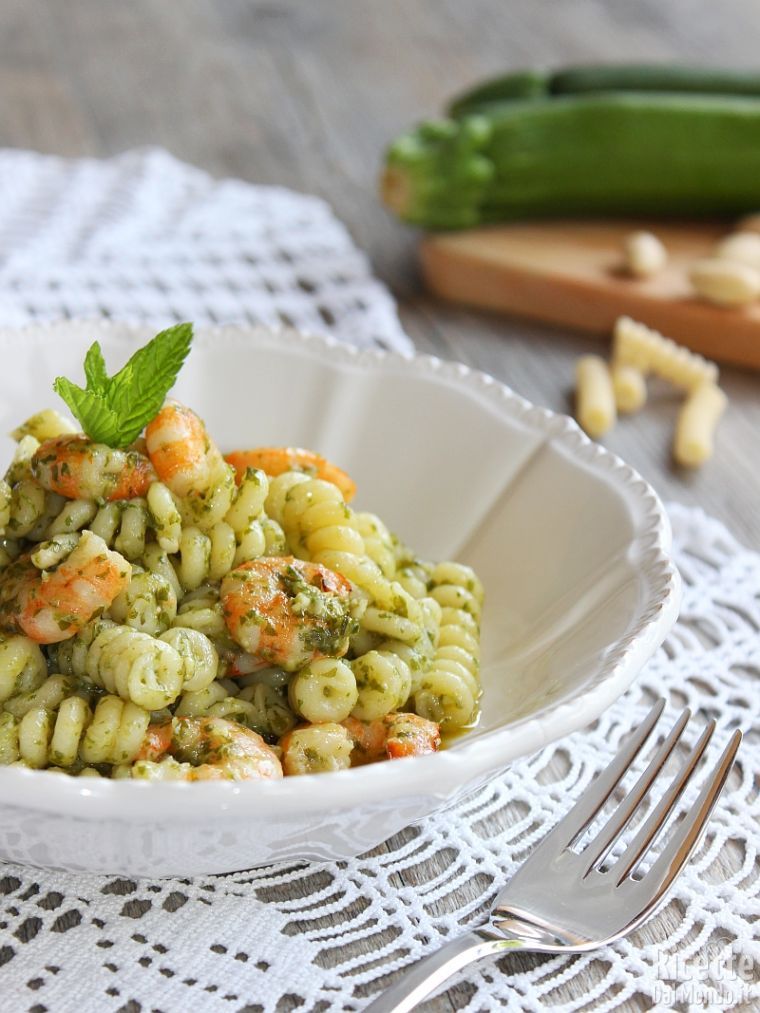 Come fare i fusilli con pesto di zucchine e gamberetti 