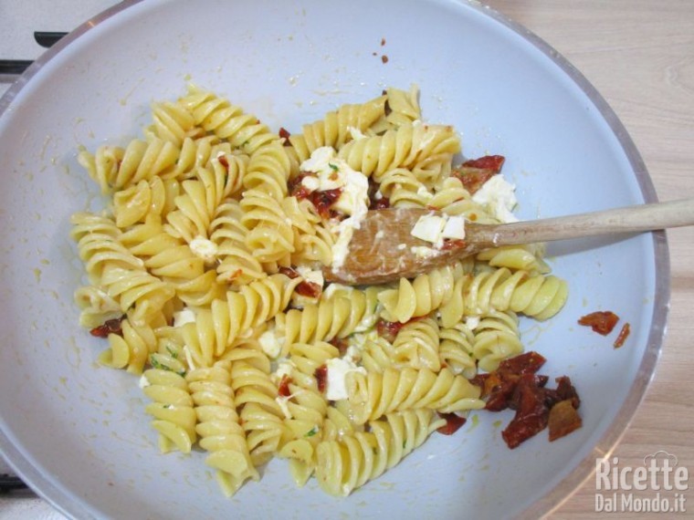 Fusilli con pomodori secchi e burrata 9