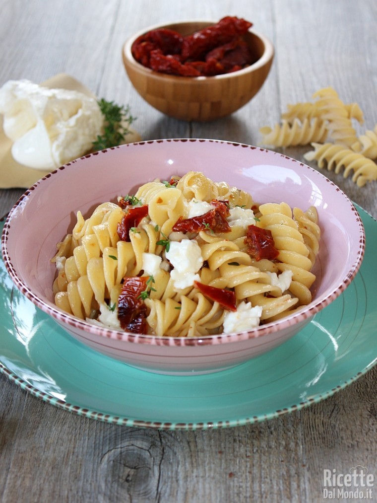 Come fare i fusilli con pomodori secchi e burrata