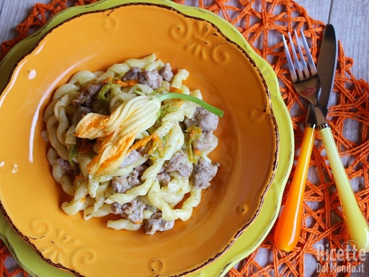 Ricetta fusilli salsiccia e fiori di zucca