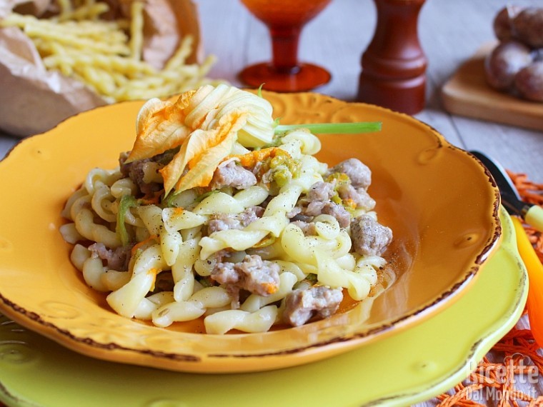 Come fare i fusilli con salsiccia e fiori di zucca