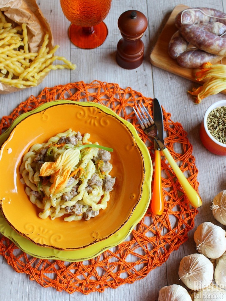 Ricetta dei fusilli con salsiccia e fiori di zucca