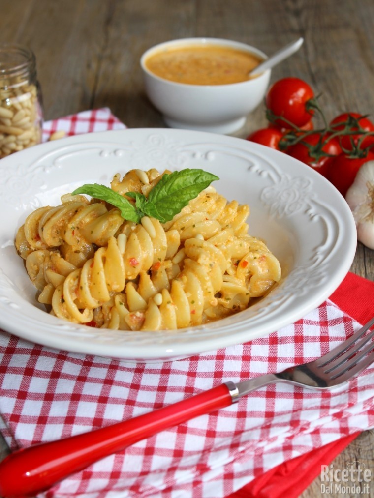 Come fare i fusilli con pesto alla siciliana