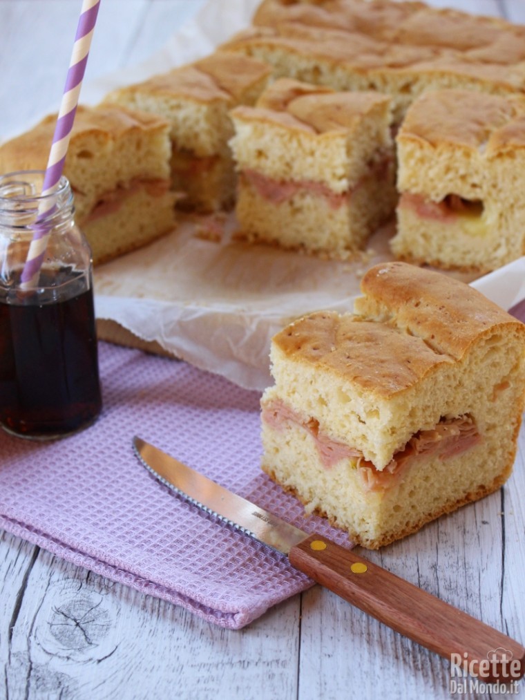 Come fare la focaccia morbida alla mortadella