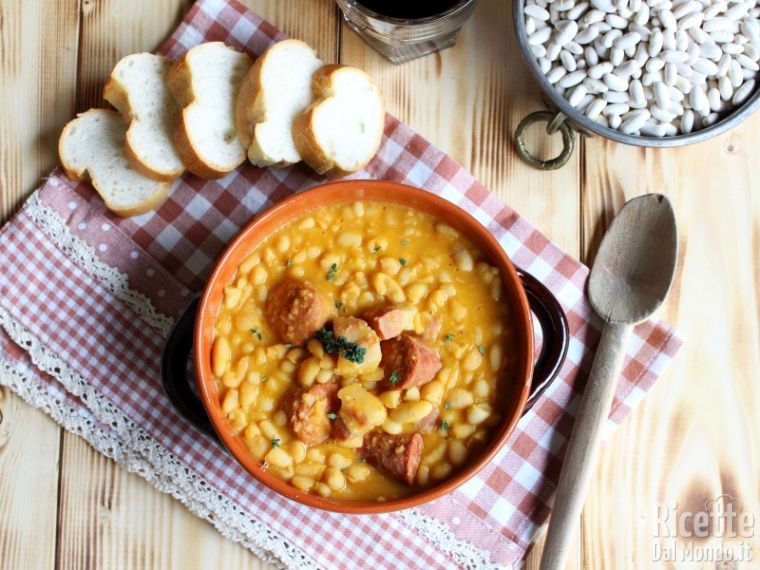 Fabada asturiana, la zuppa di fagioli con chorizo e lardo