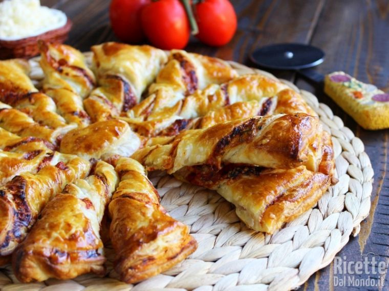 Servire il Fiore di pasta sfoglia al gusto pizza